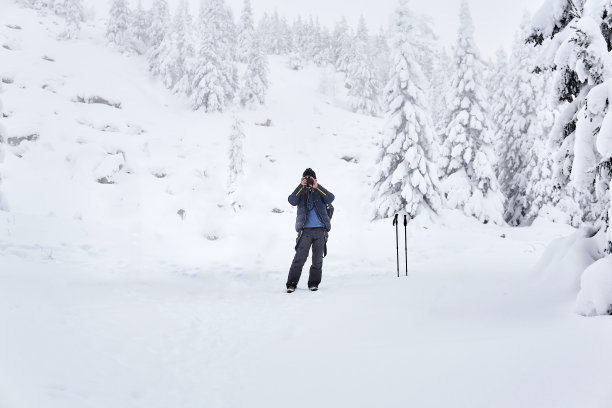 行走在雪地中的人