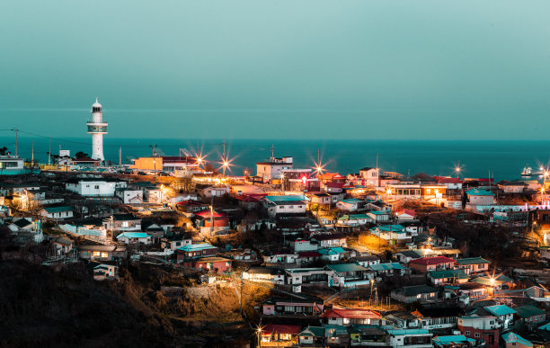 小镇街头夜景