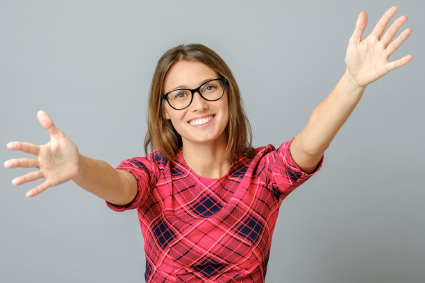 友善姿态张开双手微笑迎接你