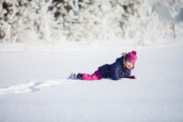 小女孩玩雪