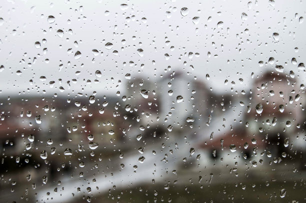 落在窗户玻璃上的雨点水珠