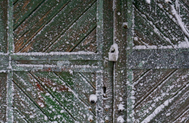 门口雪景