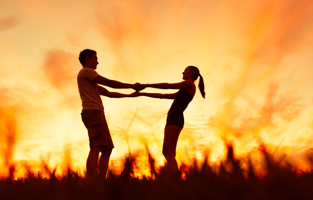 男人和两个女人享受浪漫的日落