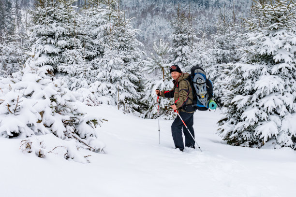行走在雪地中的人