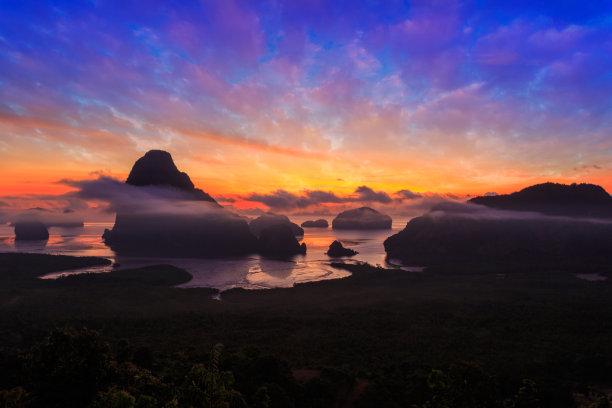 夕阳下的普吉岛海边