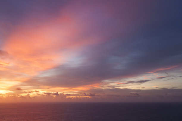 夕阳下的普吉岛海边