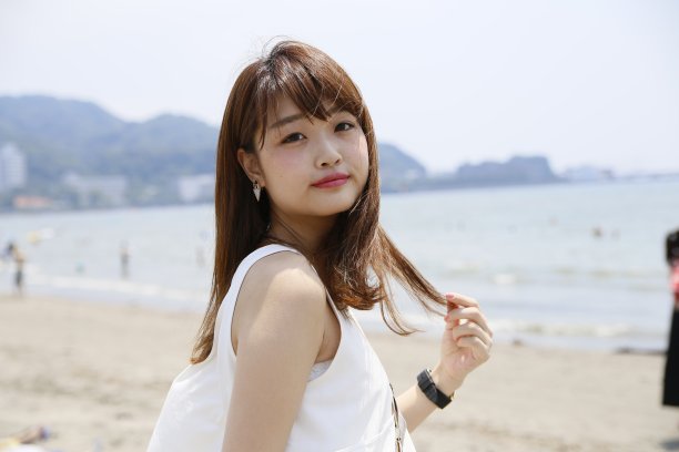 妇女侧影