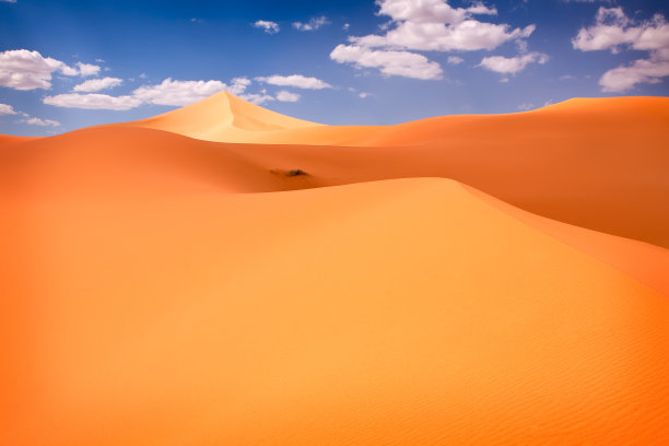 蓝天下的沙丘