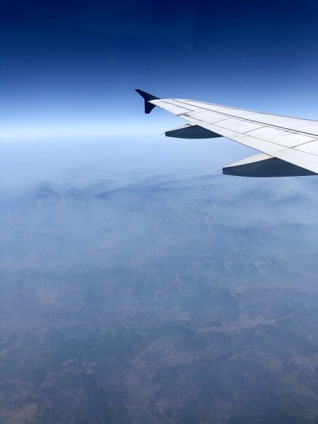 飞机上俯瞰大地山峦
