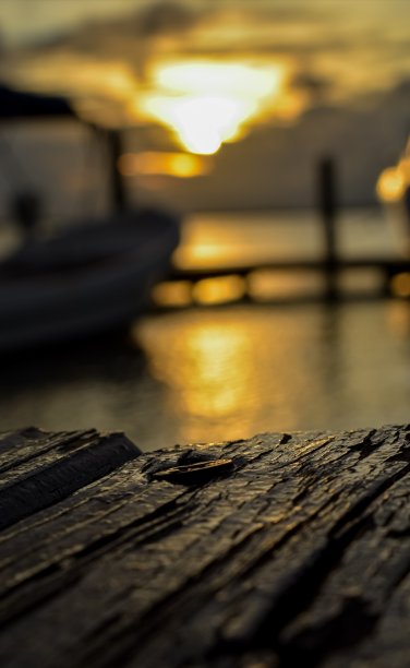 夕阳映照下的木船