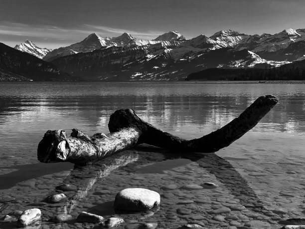 湖泊黑白照片