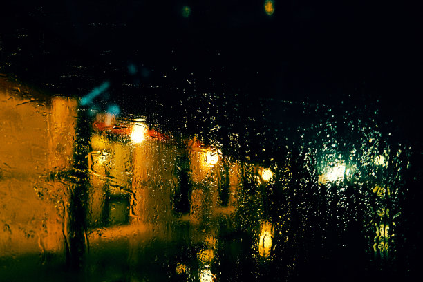 夜景下雨天窗外