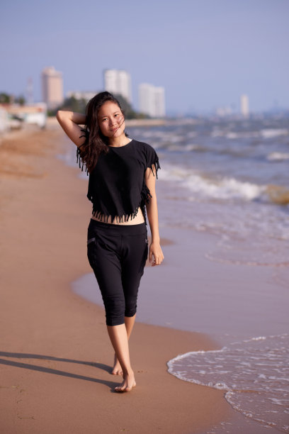 站在沙滩上的女人