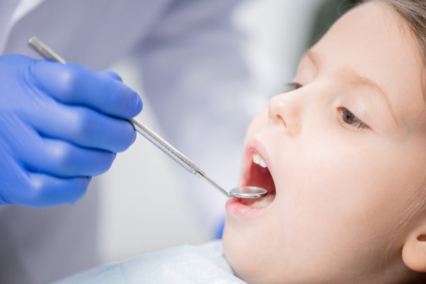 牙医检查病人的牙齿