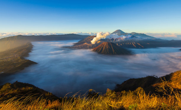 远山烟雾