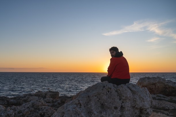 夕阳中孤寂背影