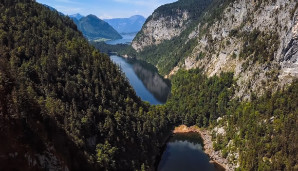 田园诗般的山间溪流风景