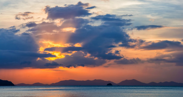 夕阳下的普吉岛海边