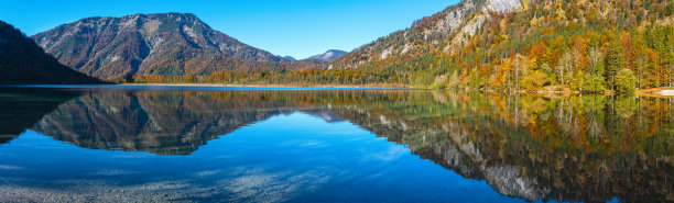 蓝天下的湖面秋景