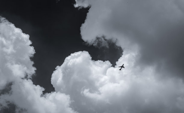 民航机翼与天空云海