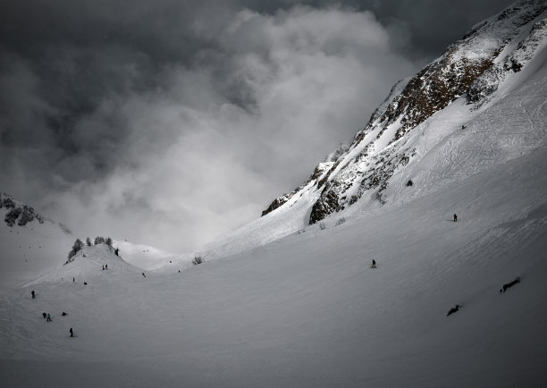 山上下雪