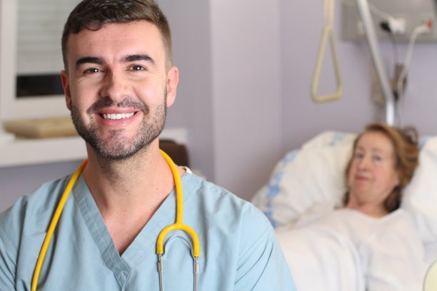 微笑着的护士和病人