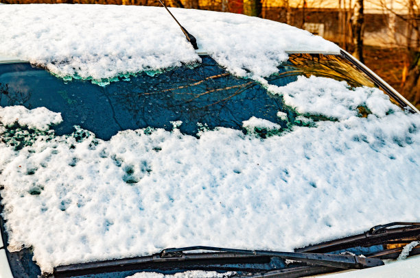 雪花覆盖汽车
