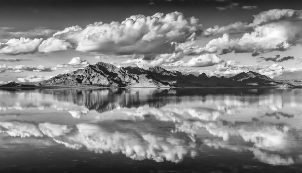 湖泊黑白照片