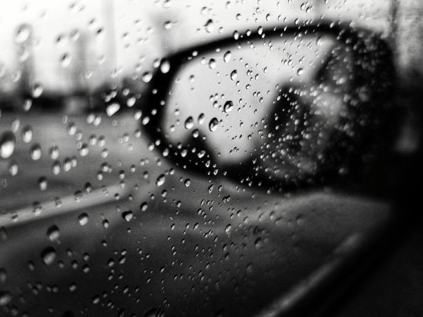 黑白摄影雨滴