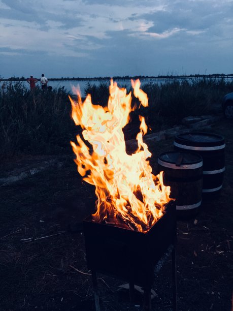 夕阳下的露营篝火
