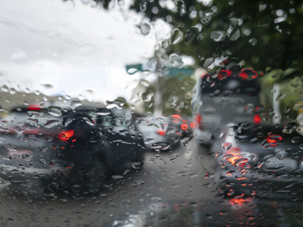 大雨中的路面水泡