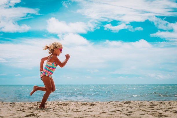 沙滩小女孩玩沙