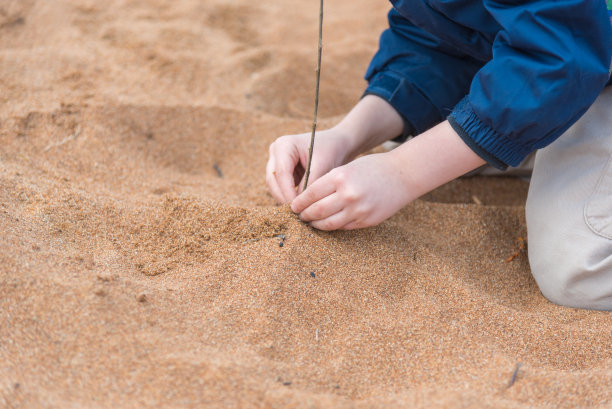 在玩沙子的孩子们