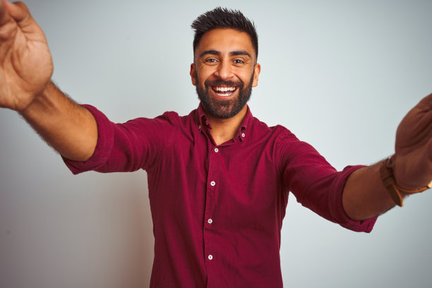 友善姿态张开双手微笑迎接你