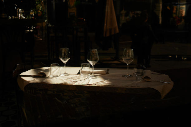 餐位餐桌葡萄酒杯餐馆餐