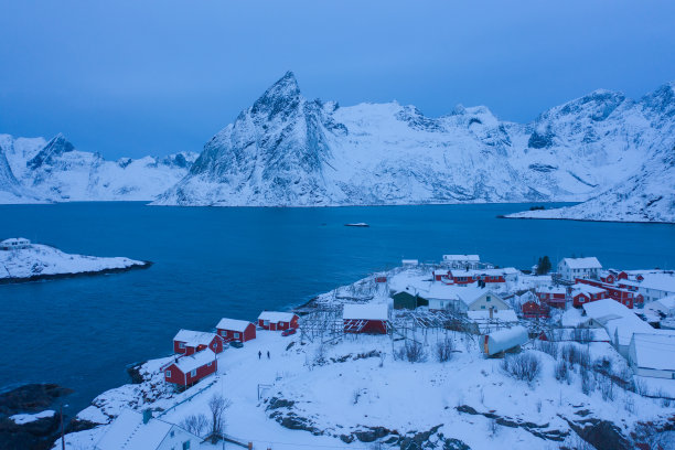 航拍森林小镇人家雪景