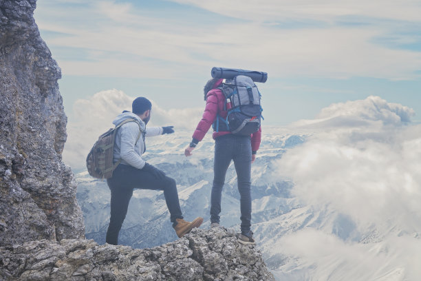 行走在雪地中的人