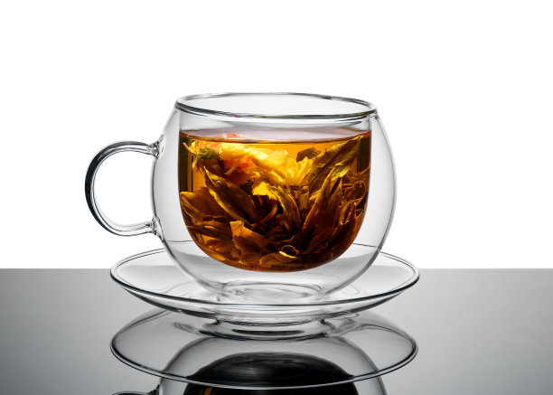 玻璃杯中的茶叶