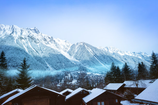 冬季远山村庄雪景