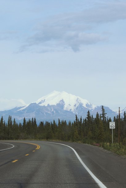 夏天航拍山区公路