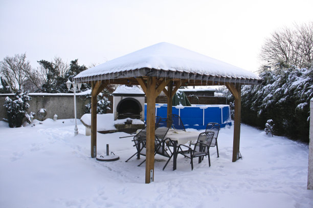 雪中的凉亭