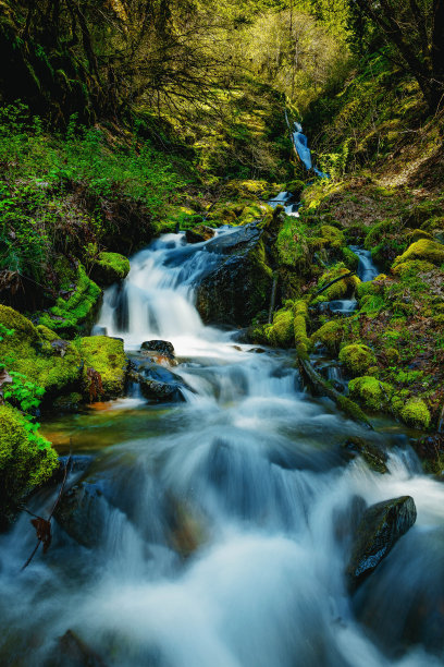 群山高山瀑布清明节