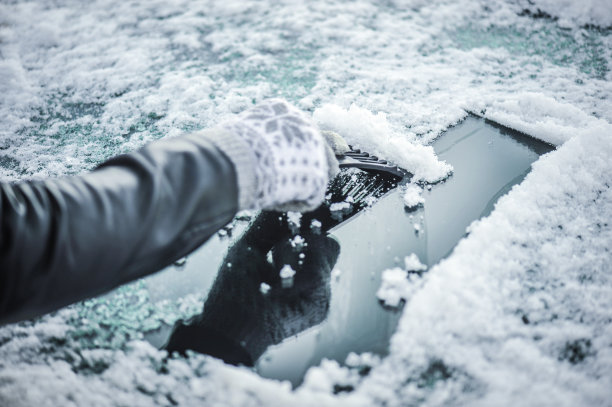 窗前飘雪