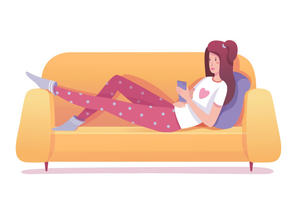 年轻女子躺在沙发上看书