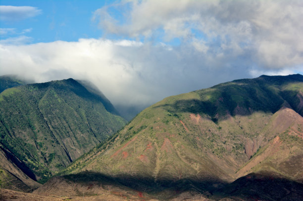 彩色的山