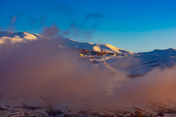 滑雪场山顶日落