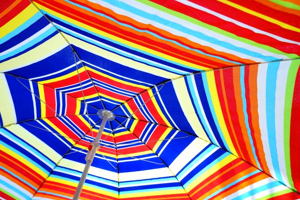 彩色撑伞背景