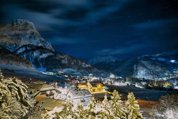 冬季远山村庄雪景