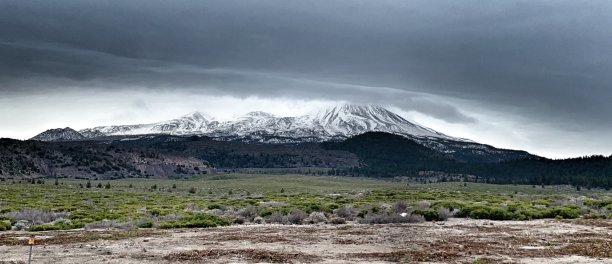 荒山雪景