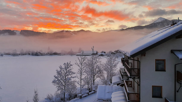 冬季雪山清晨